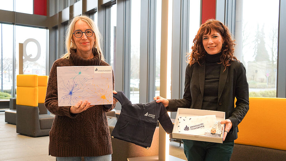 Gruppenbild mit Elternpaketen