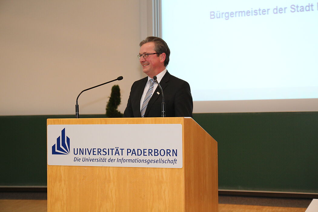 Foto (Universität Paderborn, Nina Reckendorf): Bürgermeister Michael Dreier bei der Begrüßung in der Universität Paderborn.