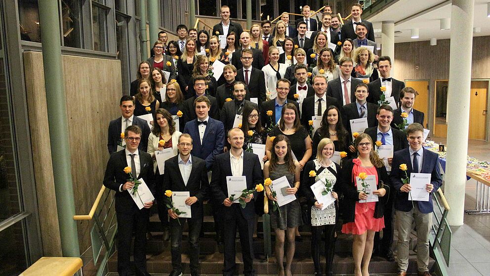 Foto (Universität Paderborn, Heiko Appelbaum): Die Absolventinnen und Absolventen der Fakultät für Naturwissenschaften aus dem Prüfungsjahr 2016.