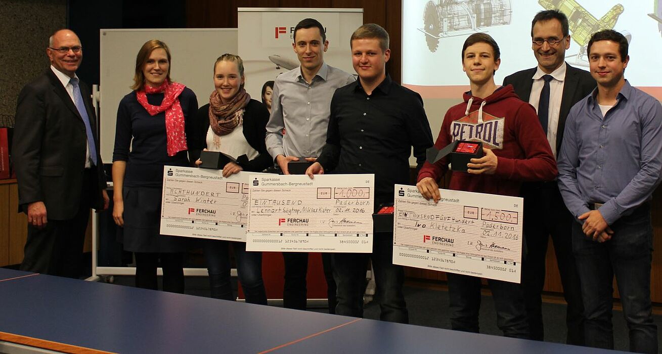 Foto (Universität Paderborn): Bei der Verleihung des FERCHAU-Förderpreises 2016: (v. l.) Prof. Dr. Detmar Zimmer (KAt), Sabrina Böhm, Sarah Winter, Lennart Sögtrop und Niklas Kister, Ivo Kletetzka, Jens Husemann und Uwe Brückner (KAt).