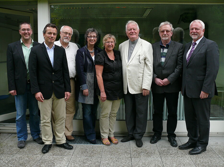 Foto (Universität Paderborn): Der alte und der neue Vorstand des PLAZEF (von links): Andreas Bolte (Schatzmeister), Prof. Bardo Herzig (Direktor des PLAZ), Dr. Harmut Lenhard (Leiter des Studienseminars Paderborn), Gerhild Träger (ehem. stv. Vorstandsvo