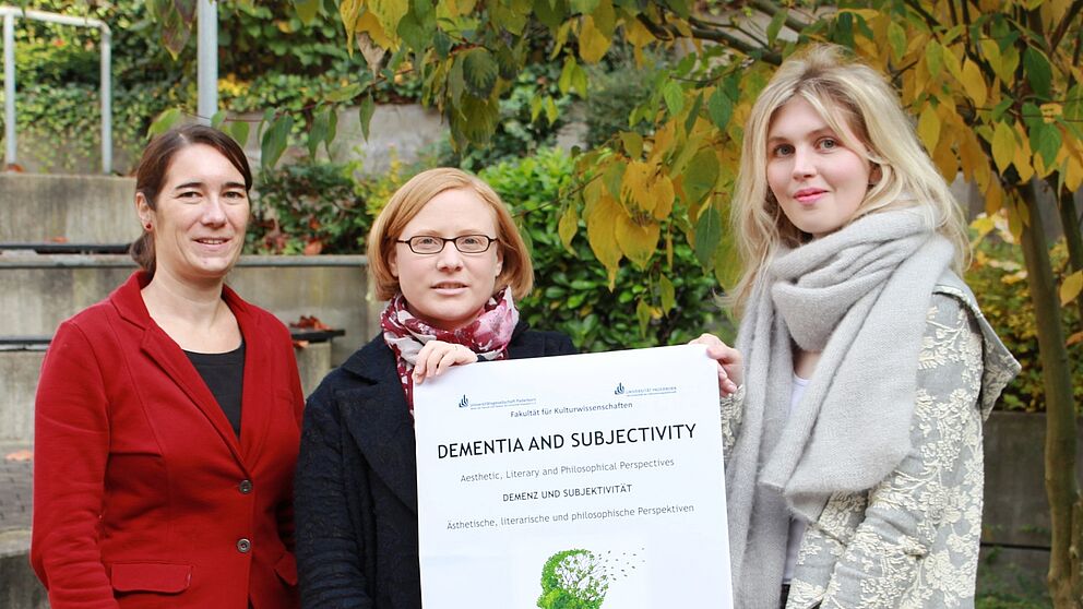 Foto (Universität Paderborn, Lisa Ahrens): Die Veranstalterinnen der Konferenz „Demenz und Subjektivität“: Dr. Sara Strauß, Dr. Daniela Ringkamp und Dr. Leonie Süwolto.