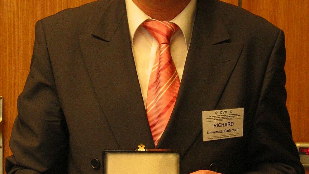 Foto: Prof. Dr. Hans Albert Richard ausgezeichnet mit August-Wöhler-Medaille des DVM