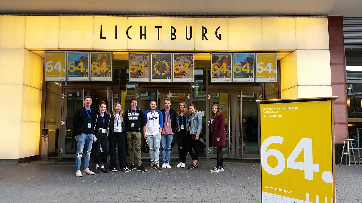 Foto („Oberhausen trifft Paderborn“): Studierende auf Exkursion zu den Internationalen Kurzfilmtagen in Oberhausen.