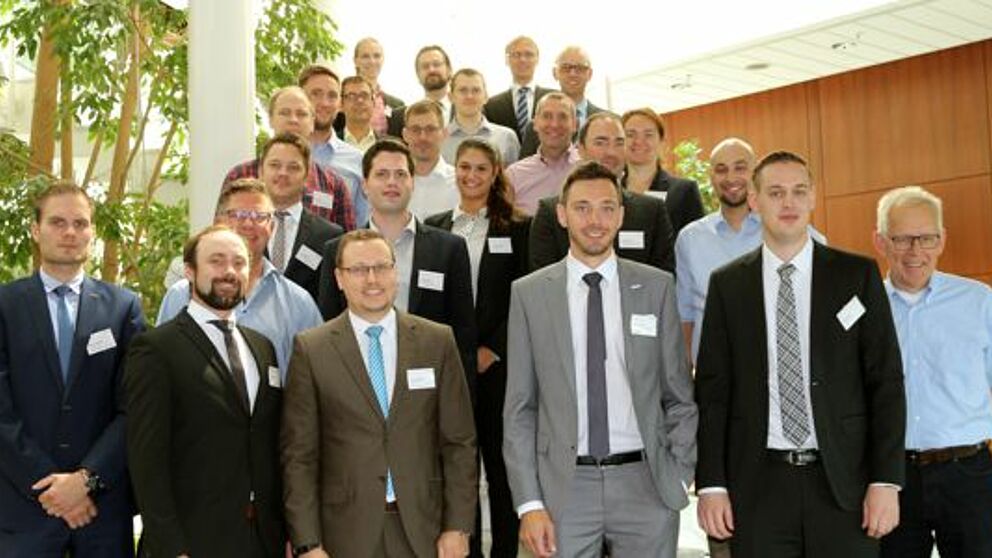 Foto (Universität Paderborn, Heinz Nixdorf Institut): Das Projektkonsortium nach erfolgreichem Abschluss des Meilensteins mit Projektleiter Prof. Dr.-Ing. Jürgen Gausemeier (rechts).