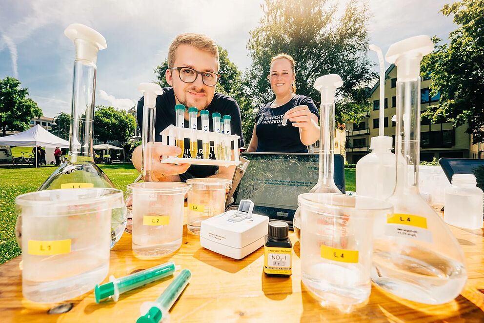 Wissenschaftler*innen des Departments Chemie sammeln Daten über das Wasser der Pader während der "Expedition Wissenschaft".