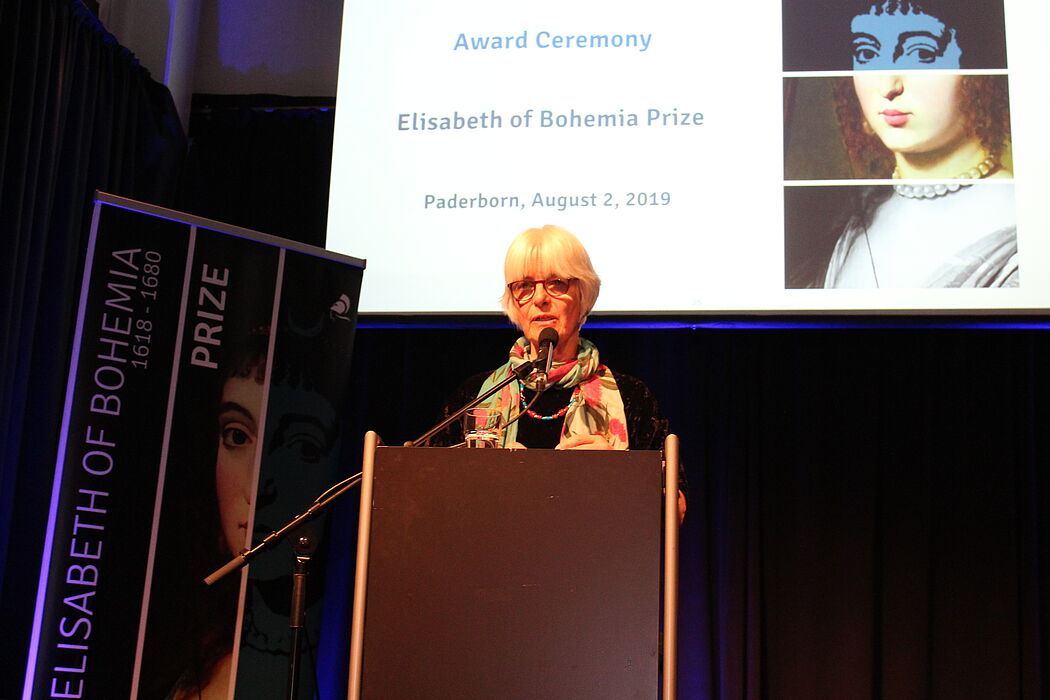 Foto (Universität Paderborn, Ricarda Michels): Prof. Dr. Sarah Hutton verkündet die Preisträgerin des Elisabeth von Böhmen-Preises.