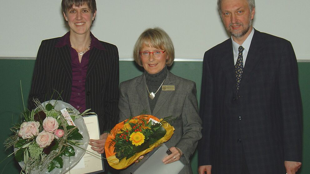 Foto (Martin Decking): Freuen sich über den ersten „Zonta Club Paderborn Award“ (v. l.): Dr. Kathrin Padberg, Bärbel Meerkötter, Prof. Dr. Wilhelm Schäfer.