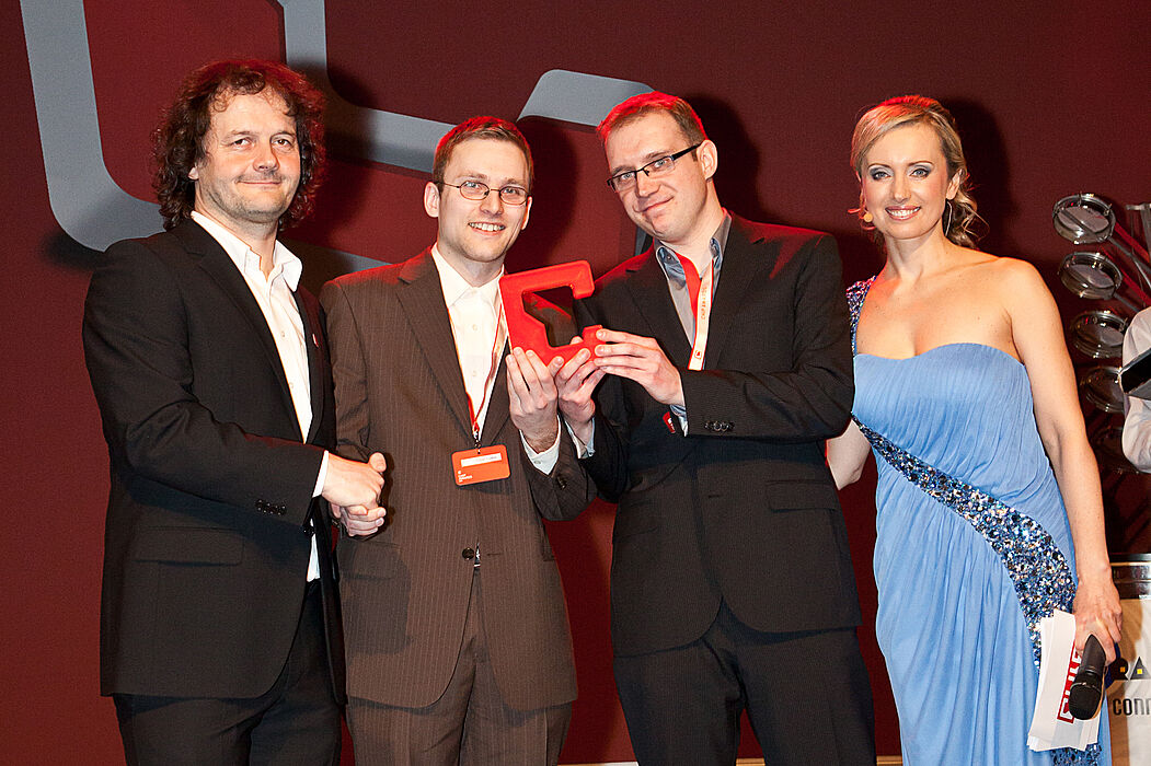 Foto (CHIP): Olaf Lüke (2 v. li.) und Bastian Nordmeyer  (3. v. li) erhalten den Preis für das Produkt des Jahres 2012.