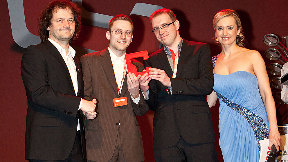 Foto (CHIP): Olaf Lüke (2 v. li.) und Bastian Nordmeyer  (3. v. li) erhalten den Preis für das Produkt des Jahres 2012.
