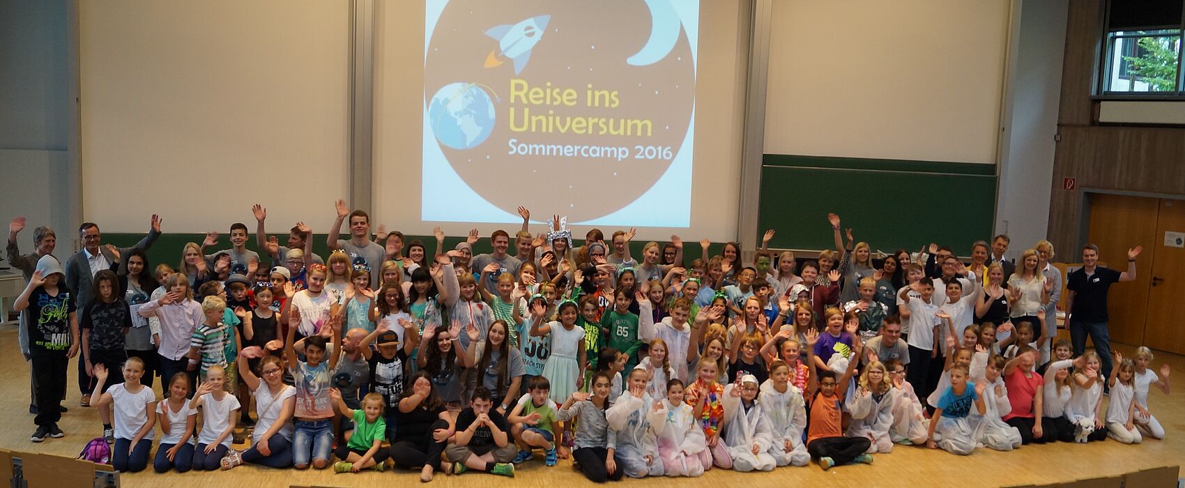 Foto (Universität Paderborn, Katharina Gefele): Kinder, Studierende, Veranstalter und Kooperationspartner des „Vielfalt stärken“-Sommercamps.