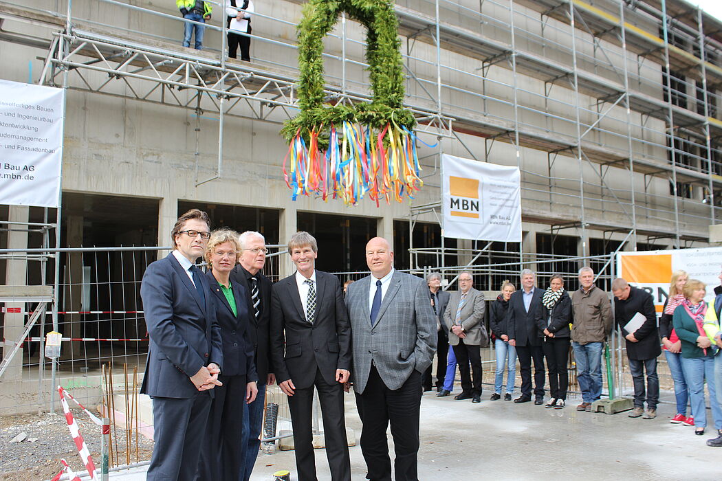 Foto (Hochschule für Musik Detmold): (v. l.) Hans Bertels, Kanzler Hochschule für Musik Detmold, Anke Peithmann, Verbandsvorsteherin Landesverbands Lippe, Rüdiger Stallberg, Abteilungsleiter NRW-Bauministerium, Prof. Dr. Nikolaus Risch, Präsident Univ