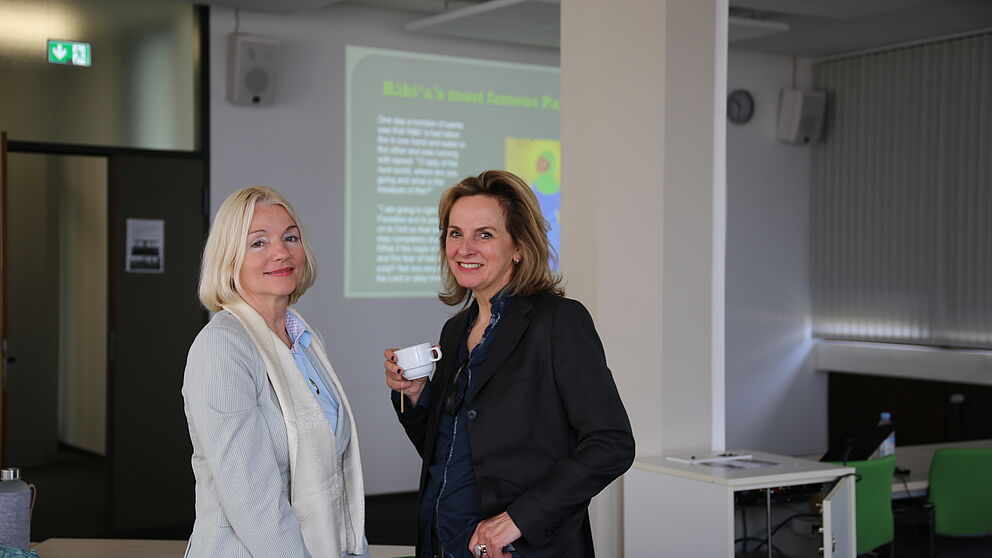 Foto: Universität Paderborn, Melina Kiziroglou. Prof. Dr. Albertini (University of Hawai’i, Manoa) und Prof. Dr. Hagengruber (Leiterin des Centers History of Women Philosophers and Scientists, Universität Paderborn).