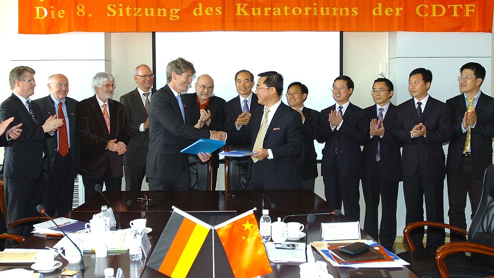Prof. Dr. Nikolaus Risch und Prof. Dr. Ma Lianxiang unterschrieben einen Vertrag zur Entsendung von deutschen Studierenden des Maschinenbaus der Universität Paderborn nach Qingdao.