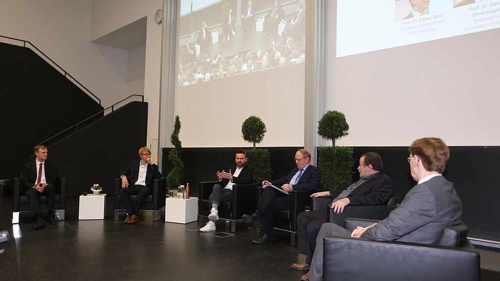 Bild: Paderborner Wirtschaftswissenschaftler im Gespräch mit Frederik G. Pferdt: „Innovationen gestalten!“ Von links: Prof. Dr. Daniel Beverungen, Dr. Sebastian Vogt, Frederik G. Pferdt, Georg Giersberg, Prof. Dr. Peter F. E. Sloane und Prof. Dr. Ste
