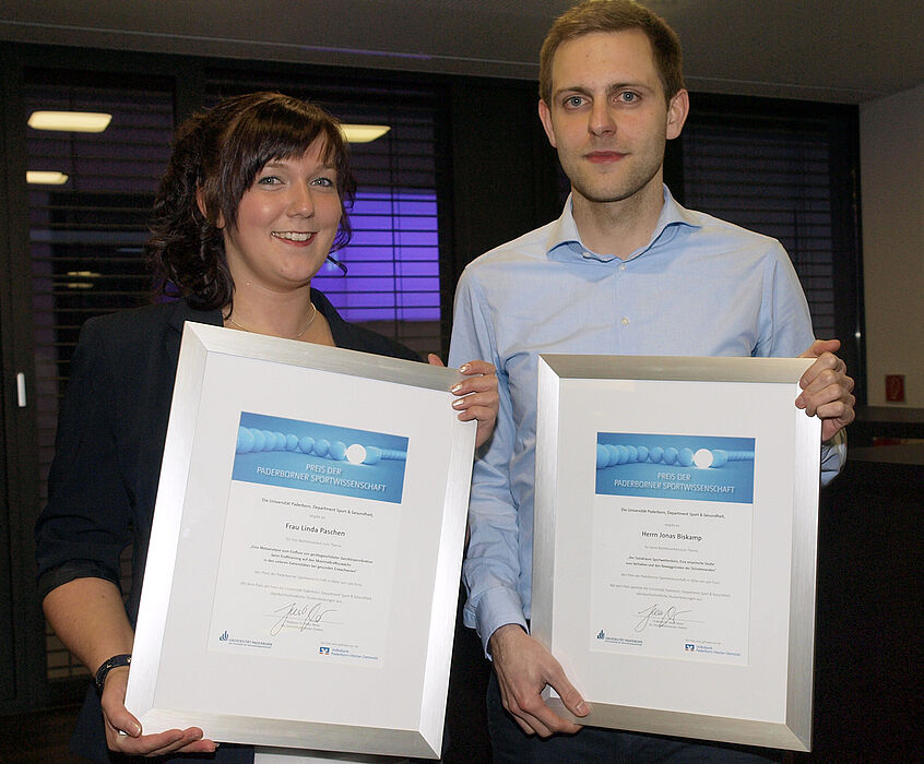 Foto (Volksbank): Die beiden Preisträger: Linda Paschen und Jonas Biskamp.