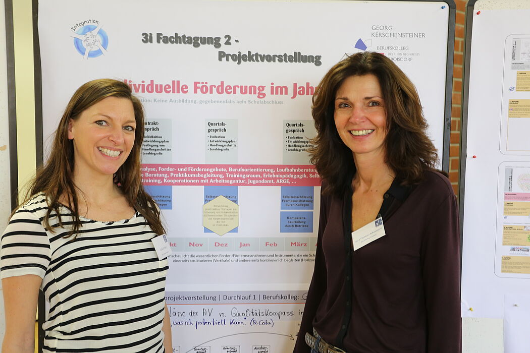 Foto: Julia Umlauf (links)  und Jutta Thomas-Ackermann (Georg-Kerschensteiner-Berufskolleg Troisdorf) präsentieren ihre Konzepte zur Integration auf der „Didaktischen Messe“.