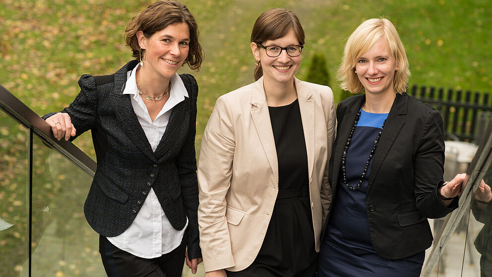 Foto: Freuen sich auf neue Bewerbungen: Katja Urhahne, Friederike Ruwisch und Julia Kralemann (v. l. n. r.) von der Stiftung Studienfonds OWL.