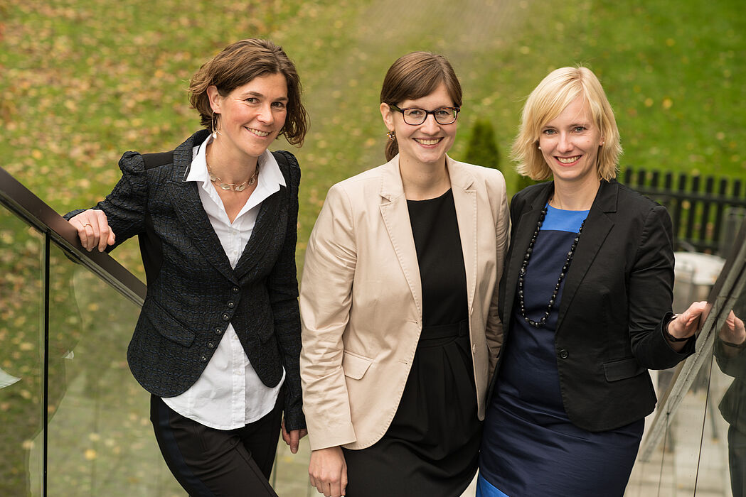 Foto: Freuen sich auf neue Bewerbungen: Katja Urhahne, Friederike Ruwisch und Julia Kralemann (v. l. n. r.) von der Stiftung Studienfonds OWL.