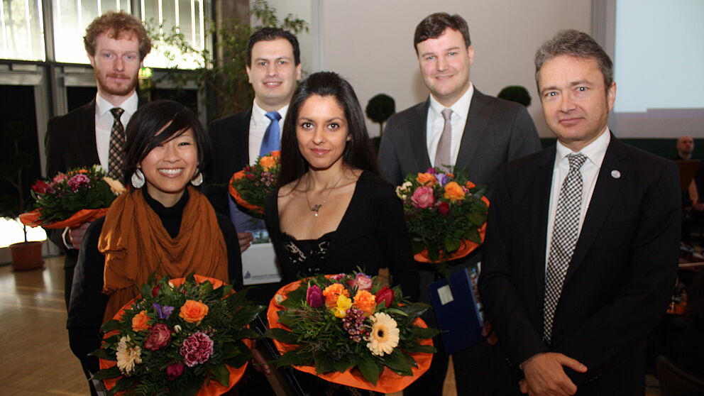 Foto (Universität Paderborn, Patrick Kleibold): Dr. Jan Möllers, Laura Mariko Tamaru, Dr. Paris Chasanis, Dr. Naheema Daniela Blankenburg und Dr. Conrad Schulze-Bentrop erhielten ihre Preise für ihre ausgezeichneten Dissertationen von Präsidiumsmitgli