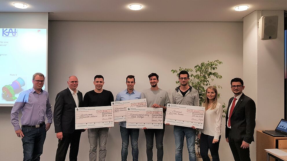 Ferchau-Förderpreises: (v. l.) Thomas Künneke, Prof. Dr.-Ing. Detmar Zimmer (beide KAt), Alexander Huebner, Lucas Hermelingmeier, Enis Dülger, Jan Eike Busse, Elvira Wagner und Arkadi Borowski (beide Ferchau).