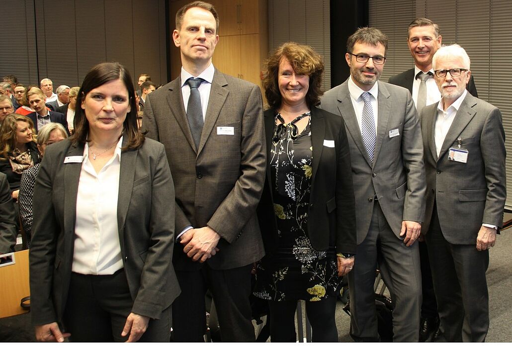 Foto (IHK): Die Veranstaltung „Wirtschaft trifft Wissenschaft 2017“ bot allen Interessierten die Möglichkeit zum Austausch: (v. l.) Dr. Claudia Auinger (Zweigstelle Paderborn, IHK Ostwestfalen zu Bielefeld), Prof. Dr. Stefan Müller (Fakultät für W