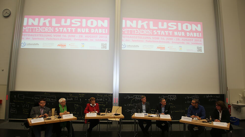 Foto (Inforce GmbH): Podiumsdiskussion „Inklusion zwischen Wunsch und Wirklichkeit“, Expertenrunde fordert für Umsetzung der Inklusion die Verabschiedung des Bundesteilhabegesetzes, von links:  Constantin Grosch, Sigrid Beer, Elisabeth Feldhues, Andr