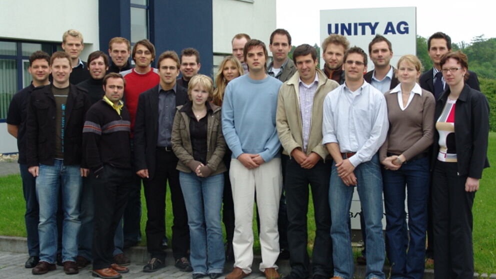 Bildunterschrift: Die Teilnehmer der Szenarioübung: 20 Studenten der Wirtschaftswissenschaften der Universität Paderborn, Almut Brünger und Christian Junker von der UNITY AG.