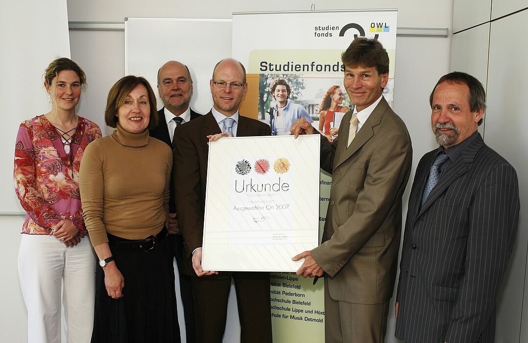 Personen von links nach rechts: Katja Urhahne (Geschäftsführerin Studienfonds OWL), Prof. Dr. Beate Rennen-Allhoff (Rektorin FH Bielefeld und Vorstand Studienfonds OWL), Prof. Dr. Dieter Timmermann (Rektor Uni Bielefeld und Vorstand Studienfonds OWL), N