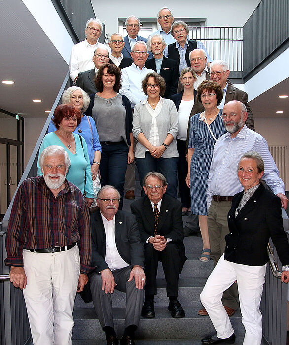 Foto (Universität Paderborn, Lena Schäfer): 14 Professoren aus dem Kreis der emeritierten/pensionierten und ehemaligen Professoren folgten der Einladung von Dekanin Prof. Dr. Caren Sureth-Sloane (li., 4. v. unten) und kamen, teilweise begleitet von ihre