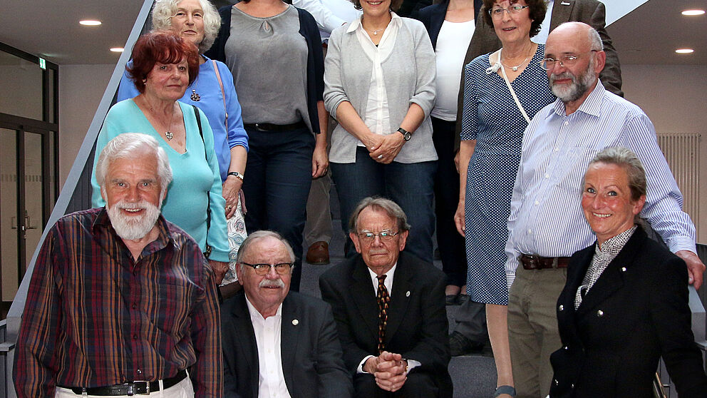 Foto (Universität Paderborn, Lena Schäfer): 14 Professoren aus dem Kreis der emeritierten/pensionierten und ehemaligen Professoren folgten der Einladung von Dekanin Prof. Dr. Caren Sureth-Sloane (li., 4. v. unten) und kamen, teilweise begleitet von ihre