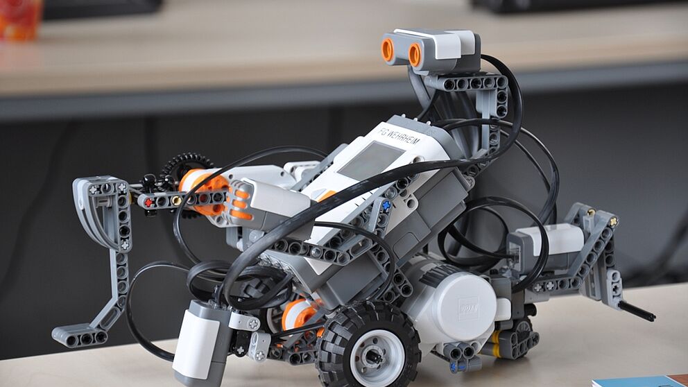 Foto (Universität Paderborn, Institut für Informatik): Faszination Legoroboter: Das Institut für Informatik bietet Anfängern in einem Workshop die Chance, sich an der Programmierung und dem Bau von Legorobotern zu versuchen.