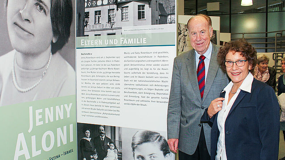 Foto (Universität Paderborn, Johannes Pauly): Ausstellung „Deutschland-Palästina-Israel“ in der Universitätsbibliothek der Universität Paderborn, (v. l.) Prof. Dr. Dr. h. c. mult. Hartmut Steinecke und Dr. Anikó Szabó.