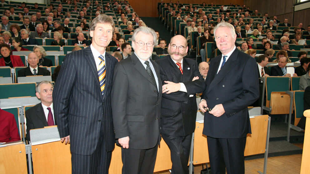 Foto: Vorfreude auf den Neujahrsempfang (v. li.): Uni-Rektor Prof. Dr. Nikolaus Risch, stv. Bürgermeister Josef Hackfort, Uni-Kanzler Jürgen Plato, Prof. Dr. Hans-Dieter Rinkens, Präsident des Deutschen Studentenwerkes