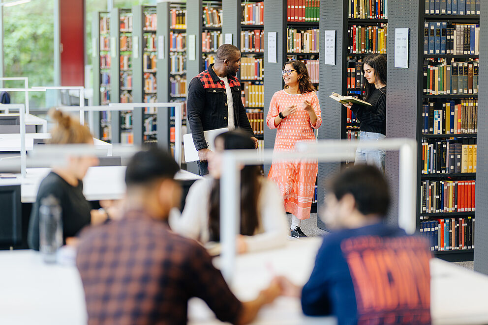 Internationale Studierende in der Bibliothek