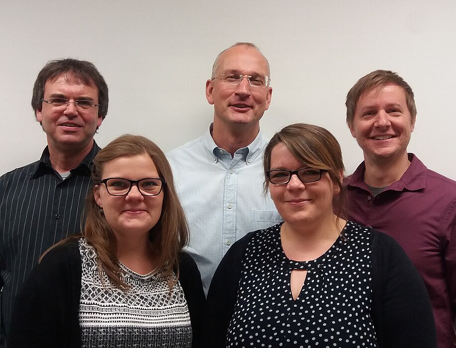 Foto (Universität Paderborn): (v. li.) Dekan Prof. Dr. Torsten Meier, Studentin Nicola Skupin, Sprecher der Physik Prof. Dr. Wolf-Gero Schmidt, Leiterin des Physiktreffs Anna Bauer und Studienberater Dr. Marc Sacher.