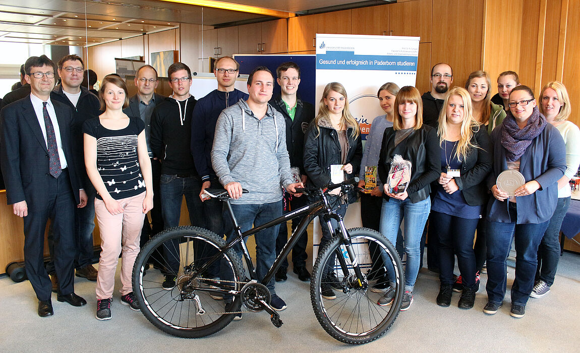 Foto (Universität Paderborn, Heiko Appelbaum): Bei der Preisverleihung. V. l.: Carsten Walther, Uli Kussin, Melissa Naase und Prof. Dr. Niclas Schaper mit den Gewinnerinnen und Gewinnern.