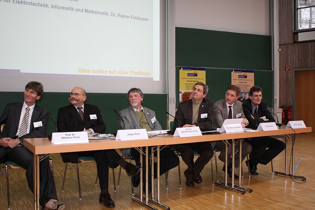 Foto: Auf dem Podium: (v. l.) Prof. Dr. Nikolaus Risch, Jürgen Plato, Prof. Dr. Wilfried Hauenschild, Tibor Werner Szolnoki (Moderation), Thomas Seidel, Stefan Sowada