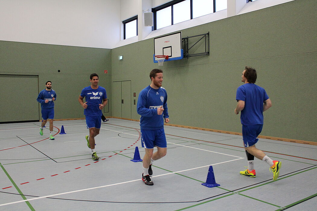 Foto (Universität Paderborn, Frauke Döll): Schon mal aufwärmen: Gleich werden die Schnelligkeit der Spieler beim Sprint und die Sprunghöhe aus dem Stand gemessen.