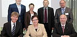 Foto (Universität Paderborn, Vanessa Dreibrodt): Arbeiten gemeinsam an der Bildungspartnerschaft: (v. li.): vorn: Prof. Dr. Nikolaus Risch, Präsident der Universität Paderborn, Marianne Thomann-Stahl, Regierungspräsidentin, Andreas Keil, Geschäftsfü