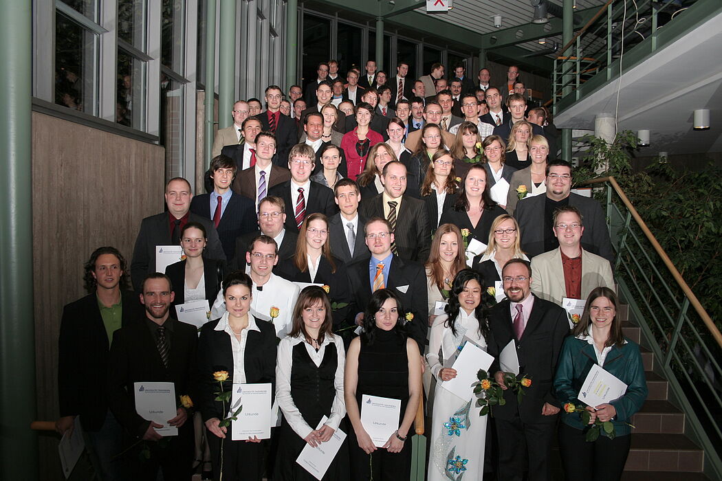 Foto (Heiko Appelbaum): Die Absolventinnen und Absolventen der Fakultät für Naturwissenschaften des akademischen Jahres 2006/2007