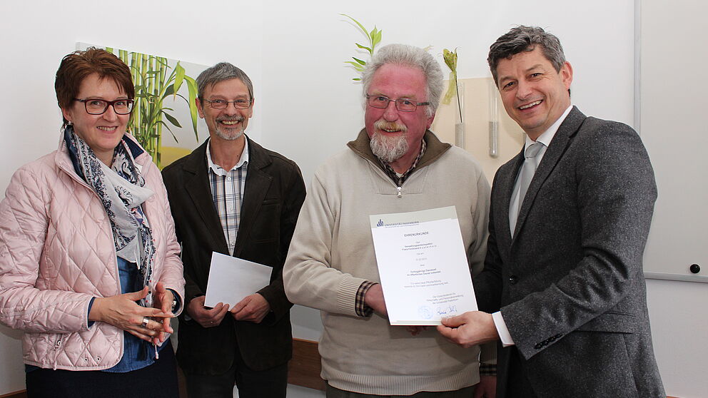 Foto (Universität Paderborn, Frauke Döll): Zum 50. Dienstjubiläum überreichte Personaldezernent Christian Winsel (r.) eine Ehrenurkunde an Franz-Ferdinand Eusterholz (2. v. r.). Es gratulierten dessen Vorgesetzte, Baudezernentin Martina Gerdes-Kühn, 