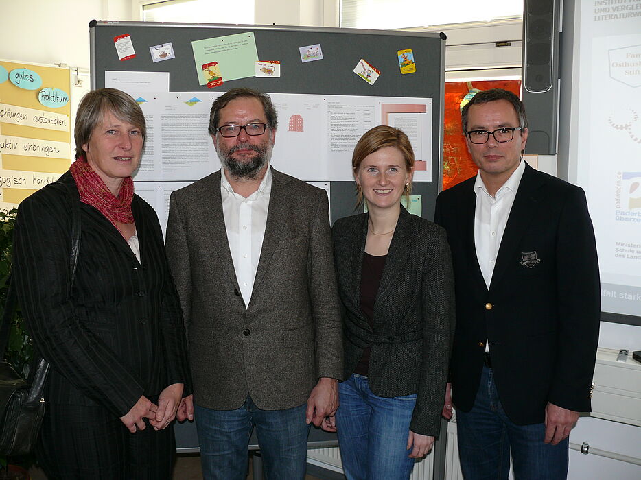 Foto (Maren Büttgen): (v. links) Dr. Cornelia Zierau, Wissenschaftliche Projektleitung „Vielfalt stärken“, Prof. Dr. Michael Hofmann, Institutsleiter des Instituts für Germanistik und Vergleichende Literaturwissenschaft, Barbara Baumann, Wissenscha