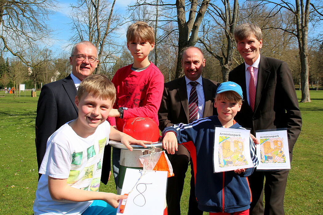 Foto (Universität Paderborn, Patrick Kleibold): Hintere Reihe v. l.: Andreas Bee (Bürgermeister Bad Lippsppringe), Dr. Burghard Lehmann (Familie Osthushenrich Stiftung) und Prof. Dr. Nikolaus Risch (Präsident der Universität Paderborn). Vordere Reihe 