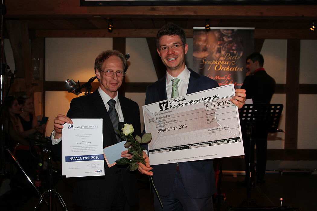 Foto (Manfred Lindau): Prof. Dr.-Ing. Rolf Mahnken (li.) übergab den dSpace-Preis an Dr.-Ing. Roland Engberg.