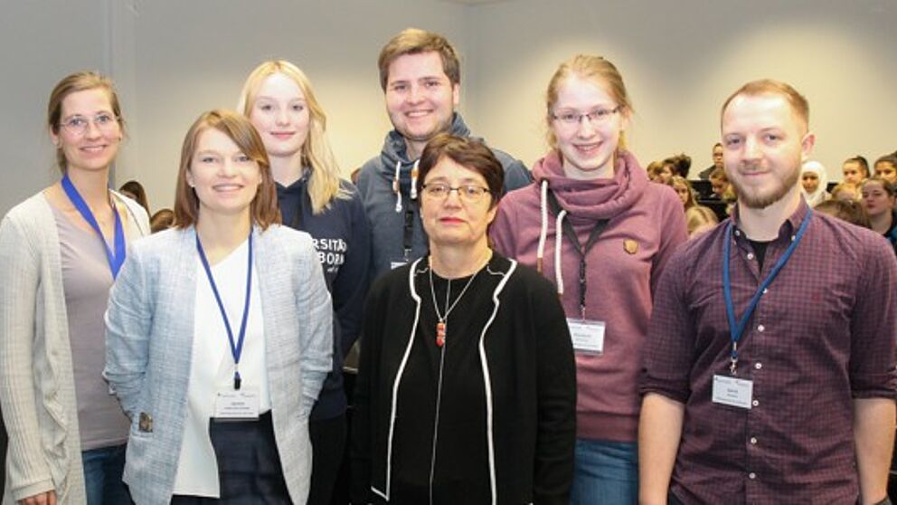 Foto (Universität Paderborn, Kamil Glabica): Prof. Dr. Birgit Riegraf (Mitte) zusammen mit dem Orga-Team der „Frühlings-Uni“.