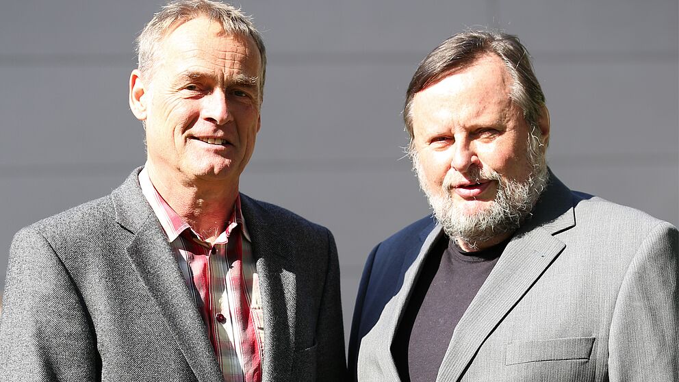 Foto (Universität Paderborn, Reinhard Schwarz): (v. l.) Dr. Helmut Schröder und Prof. Dr. Peter F.E. Sloane.
