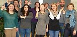 Foto (Silvia Sporkmann): Claudia Decker (Koordinatorin des Netzwerks, hinten links), Mostapha Boukllouâ (Landeskoordinator der Netzwerke mit Zuwanderungsgeschichte NRW, hinten rechts) und die Mitglieder sind stolz auf zwei Jahre Studierendennetzwerk „L