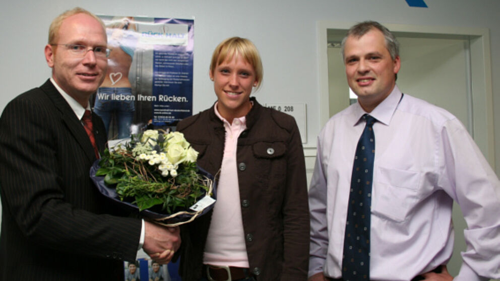 Foto (Heiko Appelbaum): Bei ihrem Besuch an der Uni traf Claudia Tonn auch Norbert Blome (TK-Studentenfachberater, re.) und Karl-Julius Sänger (TK-Vertriebsleiter).