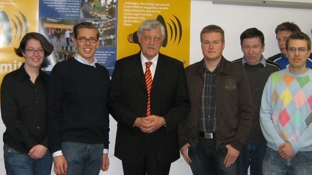 Foto (Kai-Uwe Heidemeier): Bürgermeister Heinz Paus (CDU) diskutierte mit Studierenden.